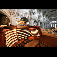 Passau, Dom St. Stephan, Zentralspieltisch mit Blick in den Dom