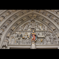 Fribourg (Freiburg), Cathdrale Saint-Nicolas, Tympanon mit in Stein gehauenen Figuren ber dem Hauptportal