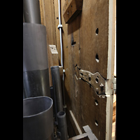 Alkmaar, Sint Laurenskerk, Am Rckpositiv noch vorhandene Lcher der ehemaligen Registerzge