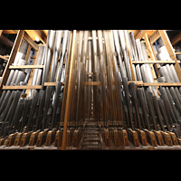 Alkmaar, Sint Laurenskerk, Pfeifen im Hauptwerk (zuvorderst die Zungen) und Schnitger-Mechanik