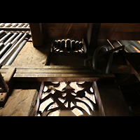 Alkmaar, Sint Laurenskerk, Hlzerne Kondukten, abgedichtet mit alten katholischen Pergament-Gesangsbchern