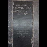 Alkmaar, Sint Laurenskerk, Gedenkplatte des Auftragebers an Van Hagerbeer zum Bau der groen Orgel