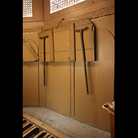 Alkmaar, Sint Laurenskerk, Hochklappbare Orgelbank aus der Barockzeit