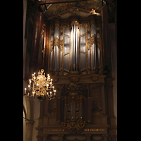 Alkmaar, Sint Laurenskerk, Hauptorgel nachts in Kirchenbeleuchtung