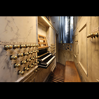 Amsterdam, Nieuwe Kerk, Spieltisch mit Registerzgen am Rckpositiv seitlich