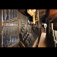 Amsterdam, Nieuwe Kerk, Hauptwerkspfeifen, rechts Zungen, oben Windversorgung u. Wellenbrett z. OW