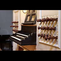 Amsterdam, Waalse Kerk (Oude Walenkerk), Spieltisch seitlich( beleuchtet)