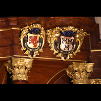 Gouda, Sint Janskerk - Grote Kerk, Ornamente / Wappen an der linken Prospektseite