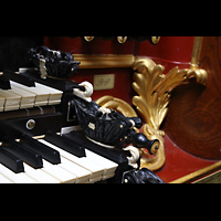 Gouda, Sint Janskerk - Grote Kerk, Elfenbein-Verzierungen und Goldornamente am Spieltisch