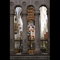 Haarlem, Sint Bavokerk, Blick durch die Sulen des hinteren Chorabschlusses auf die Hauptorgel