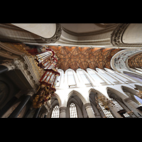 Haarlem, Sint Bavokerk, Blick vom sdlichen Seitenschiff ins Gewlbe und zur Hauptorgel