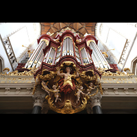 Haarlem, Sint Bavokerk, Hauptorgel mit das Rckpositiv trangenden Figuren