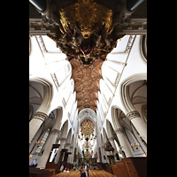 Haarlem, Sint Bavokerk, Blick von den das Rckpositiv tragenden Figuren ins Hauptschiff