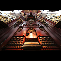 Haarlem, Sint Bavokerk, Spieltisch und Blick nach oben auf den Orgelprospekt