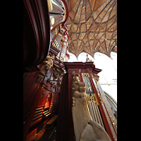 Haarlem, Sint Bavokerk, Seitlicher Blick vom Rckpositiv ins Gewlbe und auf den linken 32'-Pedalturm