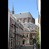 Leiden, Pieterskerk, Blick auf den Chor vom Nieuwsteeg aus