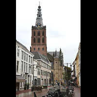 s-Hertogenbosch, Sint Janskathedraal, Blick von der Kerkstraat auf den Turm und die Sdseite
